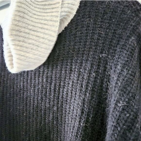360 Cashmere Black & Grey Colorblock Turtleneck Sweater Size Small - Picture 2 of 3